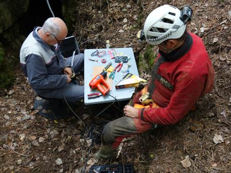 Popravilo kabla, ki ga je pregrizla neznana žival.  Preko tega kabla dobivamo podatke instrumenta nameščenega v jami Ždink.